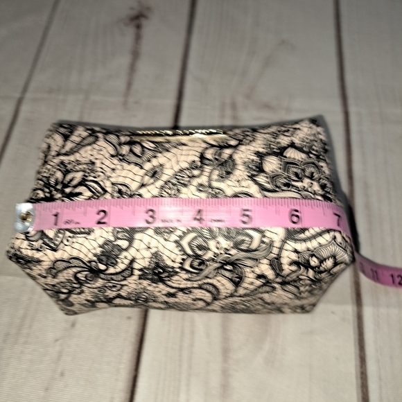 Vince Camuto Cosmetic Makeup Toiletry Travel Bag Pouch Lace Look - Picture 8 of 9
